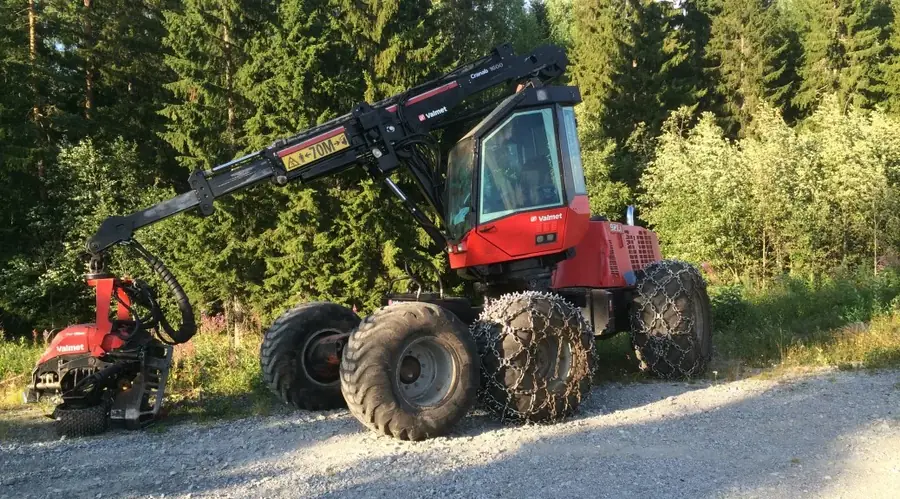 Skogsmaskin i arbete – J Dahlqvist Skog AB